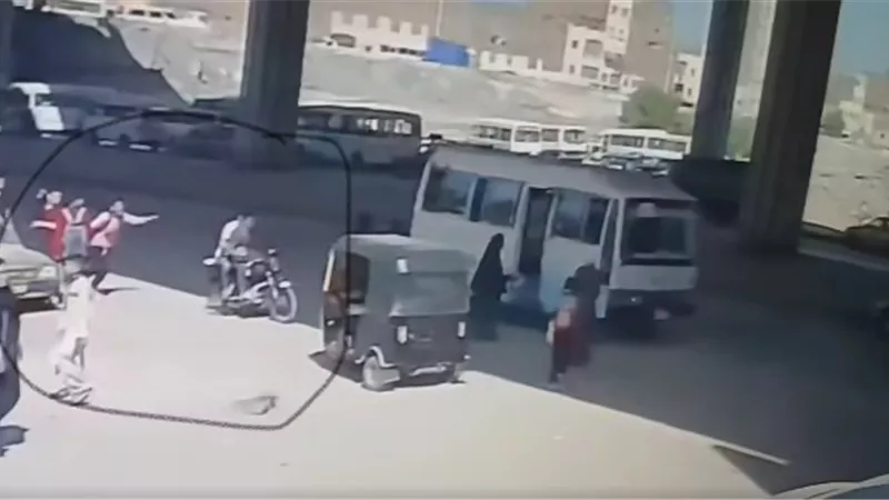 لصان يخطفان هاتف طالب أسفل الطريق الدائري ويفران هاربين