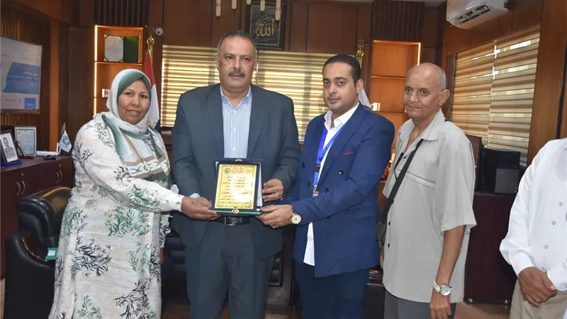 منظمة حقوق الإنسان تكرم رئيس مياه الأقصر تقديرًا لجهوده في تطوير القطاع