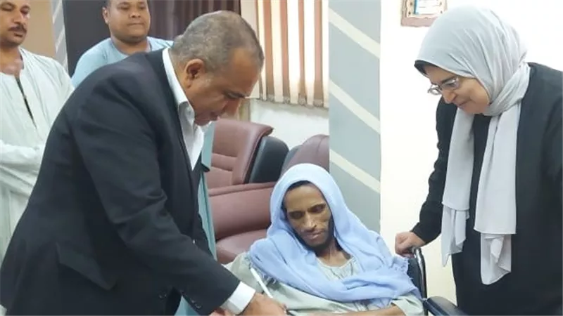 في 48 ساعة.. توفير فرصة عمل لابن شطورة مريض السرطان بسوهاج | صور