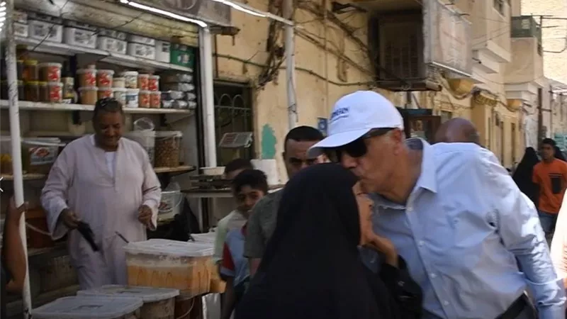 محافظ أسوان يوجه بإقامة محلات خلف مسجد المطار ونقل الباعة الجائلين 