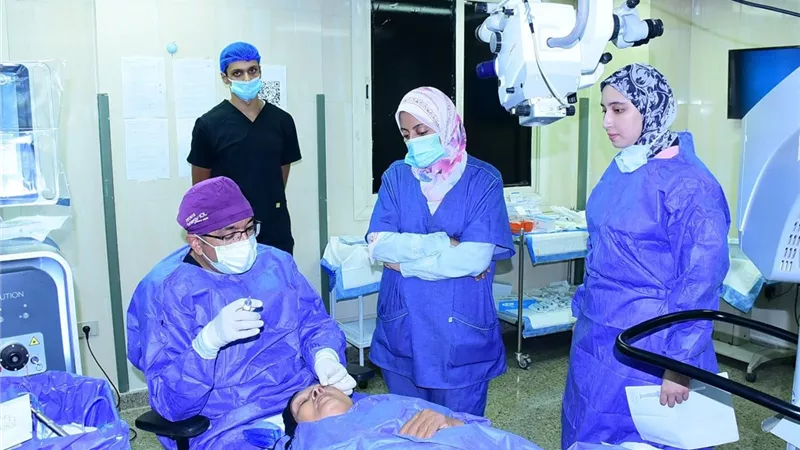 للقضاء على قوائم الانتظار.. إجراء 120 عملية مياه بيضاء في يوم واحد بجامعة سوهاج