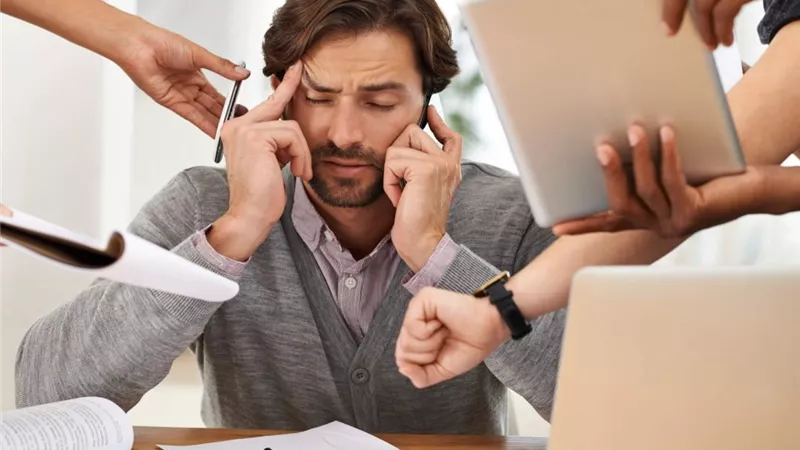 كيف يساهم الموظفون وأصحاب الأعمال في تعزيز الصحة النفسية في بيئة العمل
