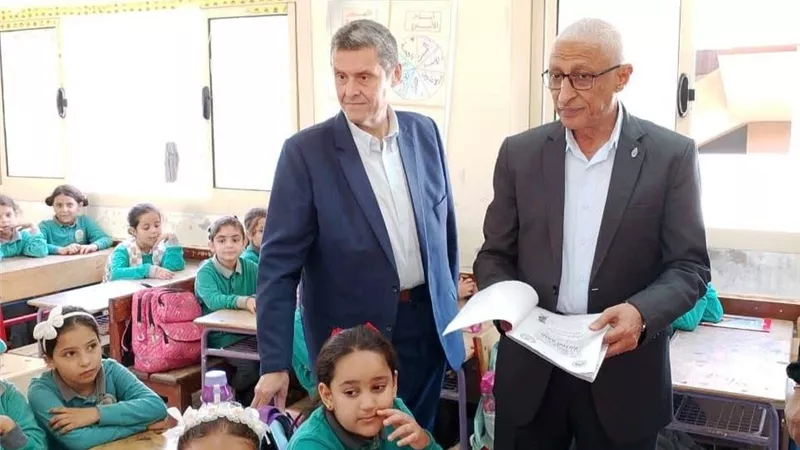 محافظ شمال سيناء يتفقد مدارس العريش للاطمئنان على العملية التعليمية