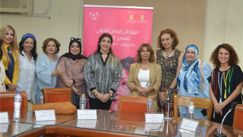 رشا عبدالمنعم بندوة إيزيس: المرأة العربية «عندية» بمعنى الإصرار لا بالمعنى الطفولي 