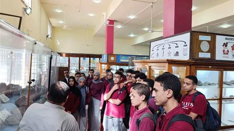 طلاب معهد الكوزن المصري الياباني في زيارة إلى المتحف الجيولوجي
