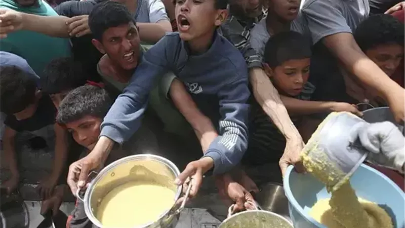 بعد «عامين» من الحرب.. تفاصيل مرعبة من «دفتر» معاناة أهالي غزة مع الأسواق الفارغة والسلع النادرة | خاص