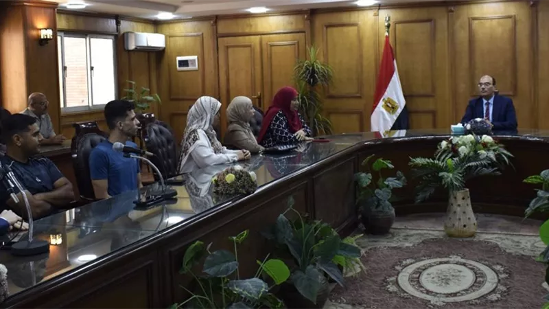 رئيس جامعة العريش يسلم شهادات انتهاء البرنامج التدريبي الخاص بتأهيل المعيدين الجدد في تكنولوجيا التدريس 
