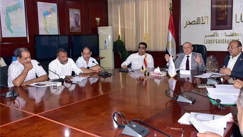 محافظ الأقصر يعقد الاجتماع الدوري لمنظومة التقنين ويوجه بتسريع وتيرة العمل