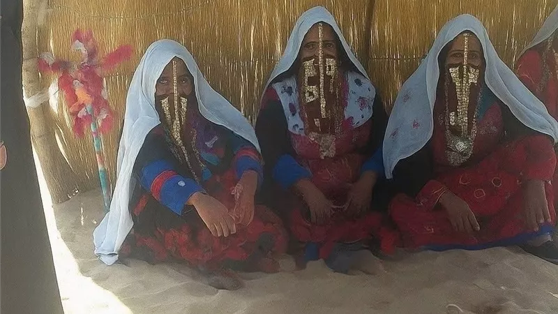 بخيوط الحشمة وأبرة التراث.. برقع «المرأة البدوية» ثوب نسج بأيادي سيناوية