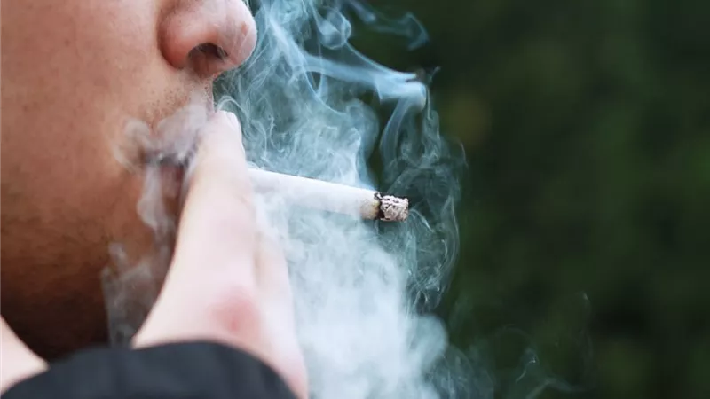 دراسة تكشف أن تدخين الآباء يسرع شيخوخة الأبناء