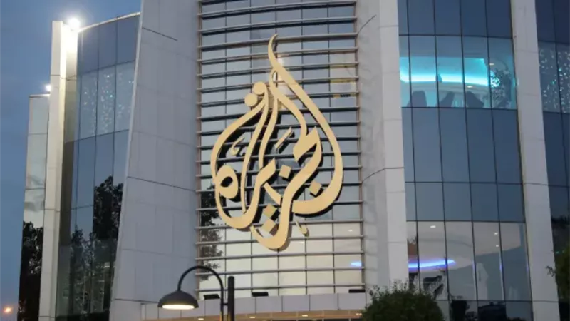 بدأت الحرب الإعلامية .. إسرائيل تطارد قناة الجزيرة بـ «حملة التطهير»  