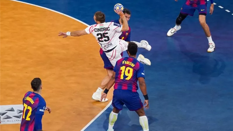 هزيمة علي زين.. برشلونة بطلًا لكأس العالم للأندية لكرة اليد أمام فيزبريم المجري