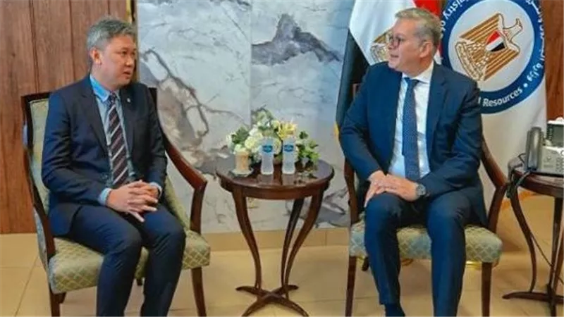 وزير البترول يبحث مع 