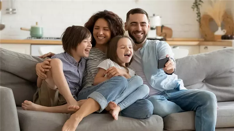 من الحديث عن المشاعر إلى اختيار الكتب المناسبة.. 6 طرق تساعد الآباء على تربية أطفال يتمتعون بالوعي الذاتي