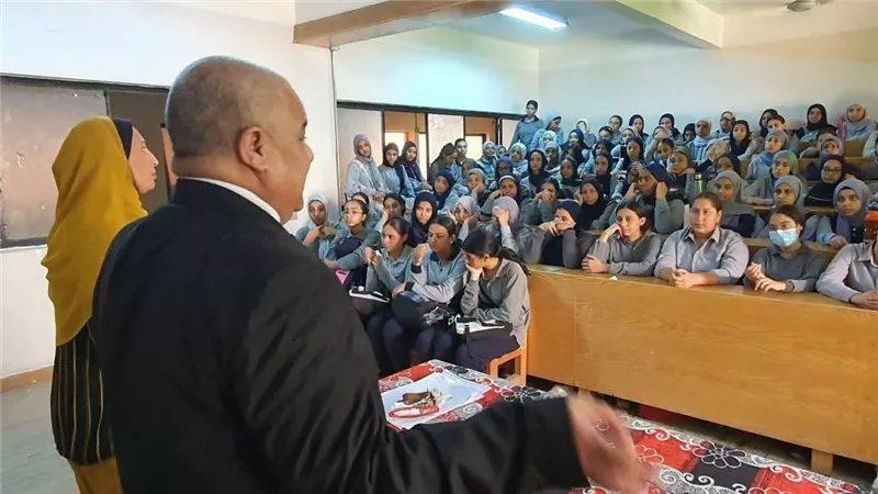 وكيل تعليم الأقصر يعقد لقاءات مع طالبات الثانوية العامة حول نظام البكالوريا