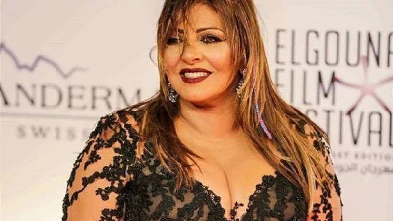 تصادم سيارة الفنانة هالة صدقي في الشيخ زايد 