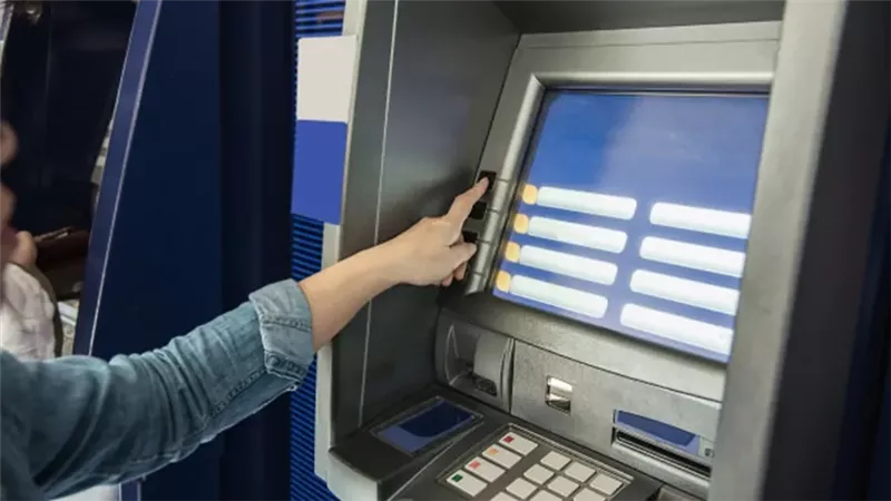 استعادة البطاقة البنكية من ماكينة ATM.. دليل شامل لحماية حسابك البنكي