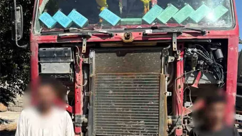ضبط قائد سيارة نقل فرغ حمولة رمال على طريق سريع بالقاهرة