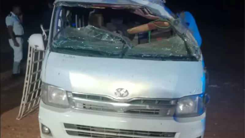 اختلال عجلة القيادة وراء انقلاب ميكروباص وإصابة 12 شخصا في العياط