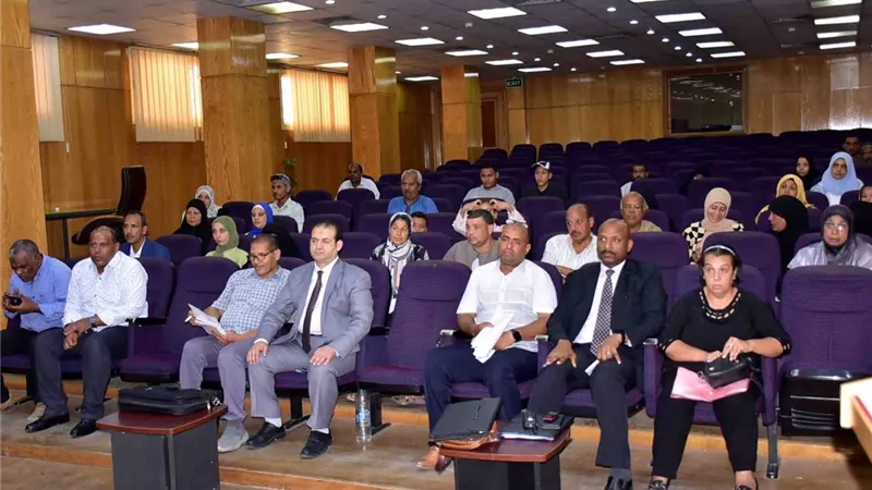 رئيس مدينة الطود يبحث شكاوى الأهالي بالأقصر في اليوم المفتوح