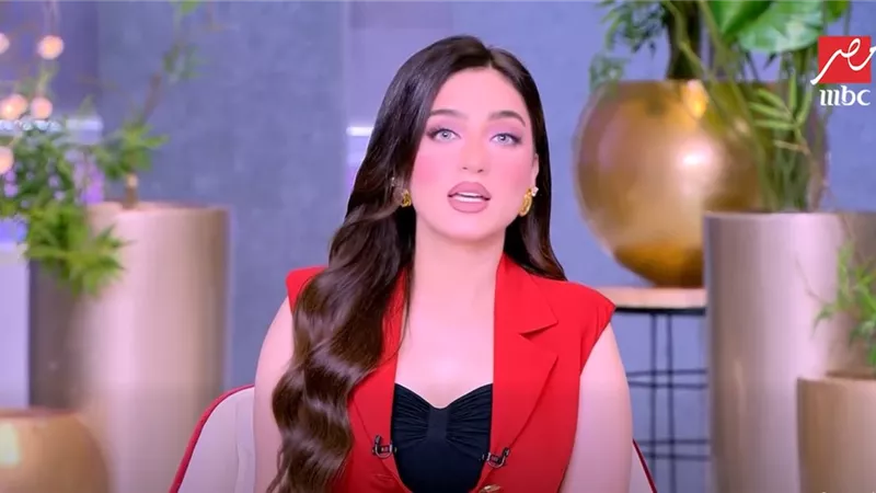 ياسمين عز: «قومي انتي نمتي كتير .. اعملي لجوزك تيراميسو عليه نسكافيه»| فيديو
