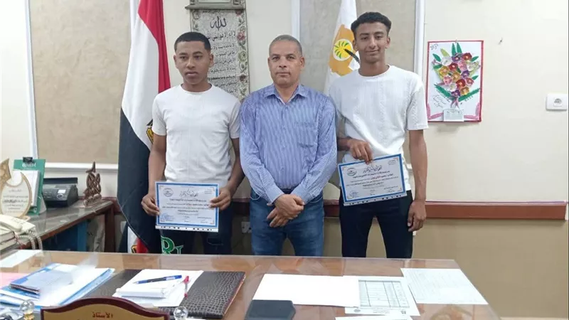 تعليم الوادي الجديد يُكرم طالبين عثرا على مبلغ مالي كبير