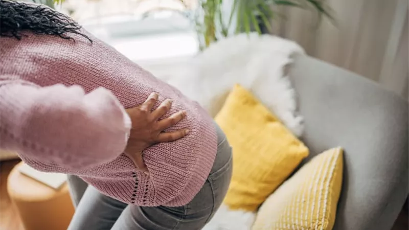 تمرين واحد يوميًا يخلّصك من آلام الظهر بعد الخمسين