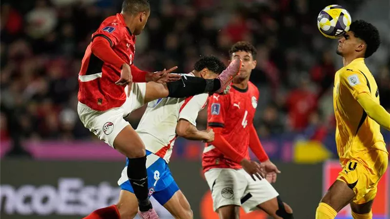 تعادل في النقاط.. لماذا تأهل منتخب تشيلي لدور الثمانية رغم تساويه مع منتخب مصر؟  