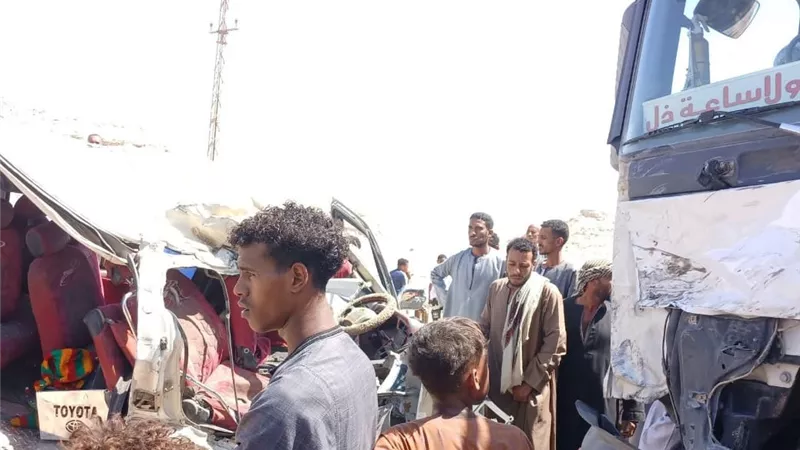 مصرع شخصين وإصابة 3 آخرين إثر حادث تصادم ميكروباص و«تريلا» في إدفو  