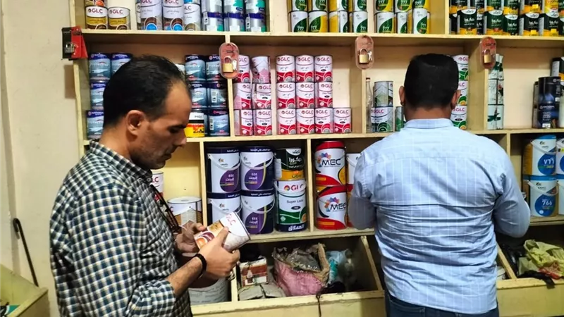 ضبط مواد غذائية وسجائر مجهولة المصدر في حملات تموينية موسعة بكفر الشيخ