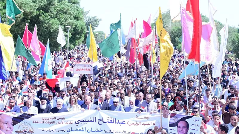 جامعة سوهاج تحتفل بذكرى أكتوبر الـ52 بمسيرة ضخمة بمشاركة المفتي السابق وقيادات دينية وفنية