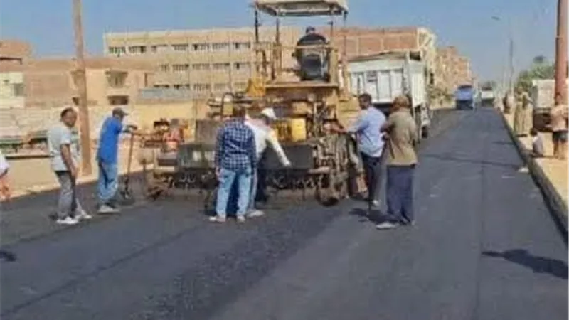 بنى سويف: استكمال رصف شوارع سمسطا لرفع كفاءة البنية التحتية| صور