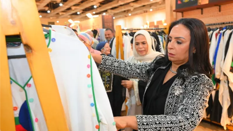 مايا مرسي تتفقد جناح دعم الصناعات الريفية والبيئية بمعرض «تراثنا»