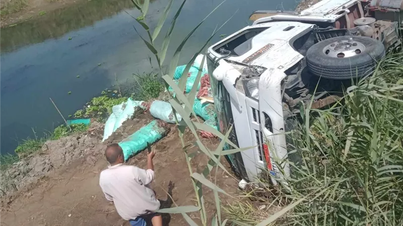 كانت محملة بطاطا.. إصابة سائق في حادث انقلاب سيارة نصف نقل بدمياط |صور