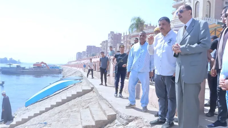 محافظ سوهاج يطمئن علي منسوب مياه النيل من صيادين الجزيرة المستجدة