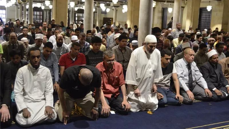 حكم المصافحة بعد الصلاة وقول “حرمًا”.. دار الإفتاء تجيب
