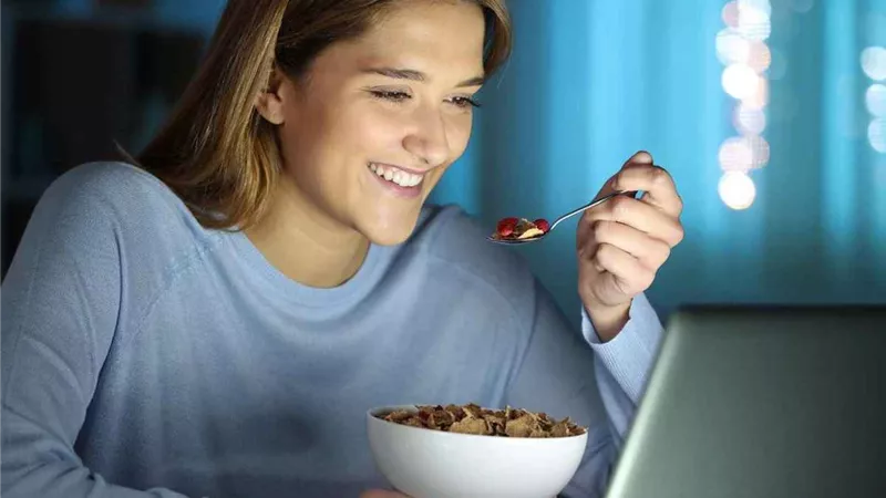 ارتفاع ضغط الدم.. أضرار صحية لتناول الطعام ليلا