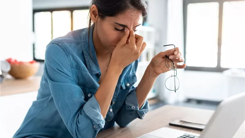الخوف من النجاح... كيف تكشف «متلازمة المحتال» وجهها الخفي؟