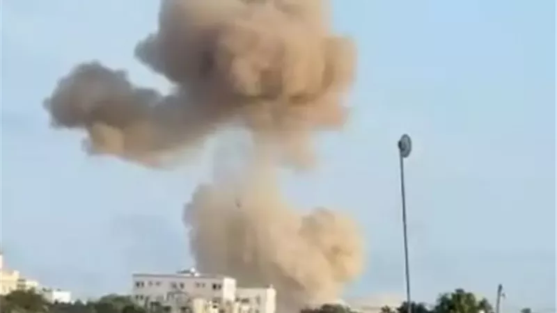 انفجار كبير في العاصمة الصومالية مقديشيو أعقبه إطلاق نار