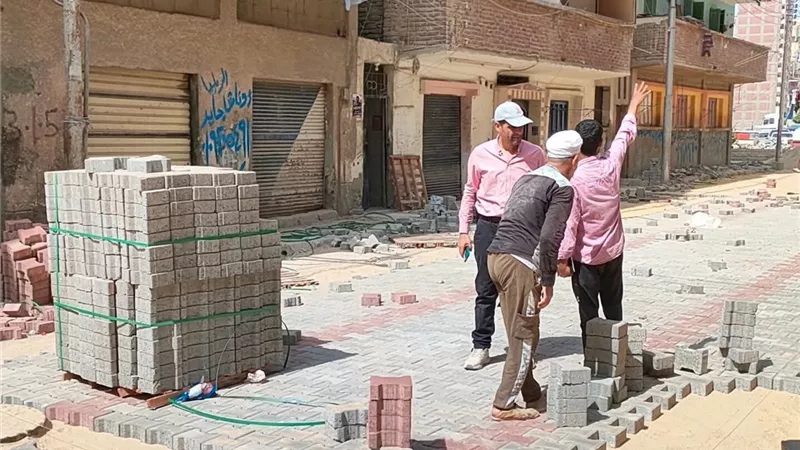 استكمال أعمال رفع كفاءة وتجميل شارع المصنع بكفر الشيخ