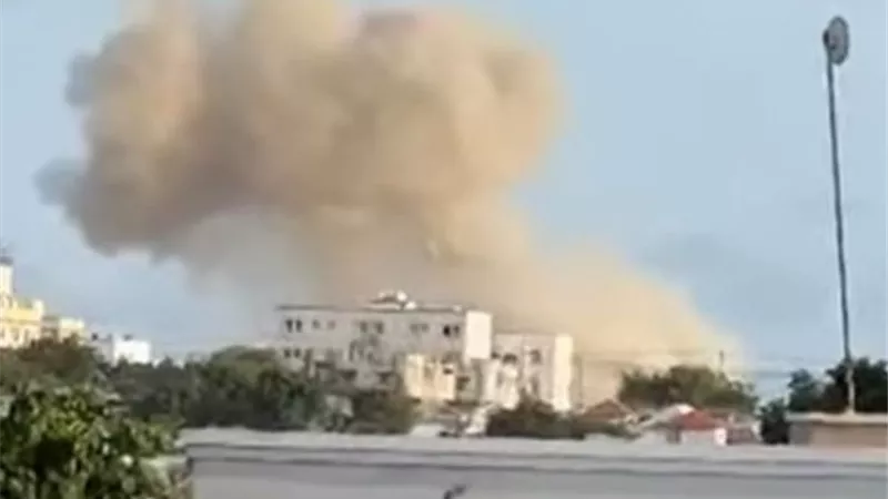 تفاصيل انفجار الصومال.. حركة الشباب تقتحم مقر الاستخبارات في مقديشيو