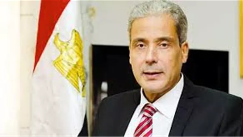 قيام وسقوط الديمقراطية المستبدة.. ماذا يقرأ محمد عفيفي؟ 