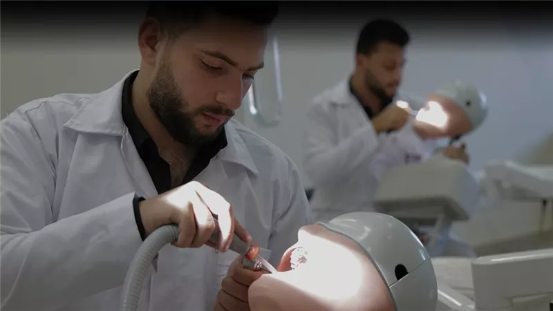 من 42 إلى 88 كلية.. التوسع في طب الأسنان يضع الخريجين أمام شبح البطالة