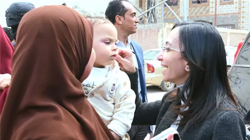 محافظ البحيرة تلتقي بعدد من المواطنين خلال جولتها المفاجئة بأبو حمص
