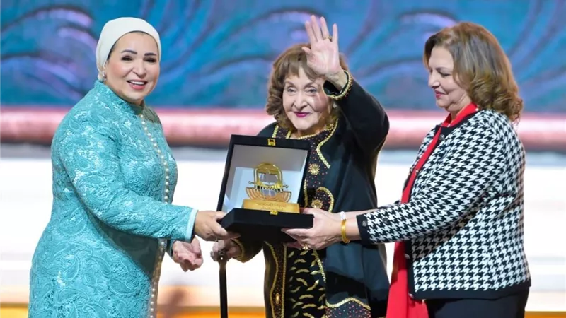 االسيدة انتصار السيسي تكرم ليلى طاهر في احتفالية المرأة المصرية