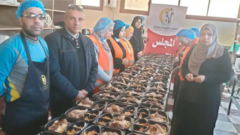 بأيدي فتيات البحيرة.. إعداد وتوزيع 370 وجبة إفطار بقرية الإمام الحسيني