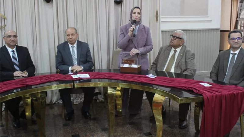 رئيس جامعة المنصورة يشارك طلاب ذوي الهمم الإفطار الرمضاني ويؤكد علي دمجهم