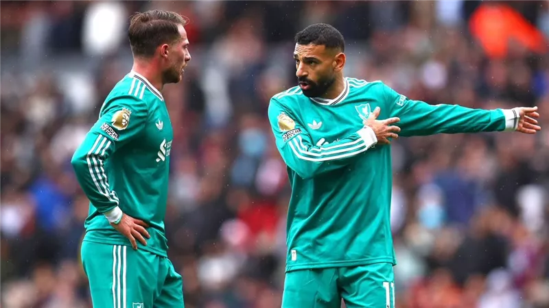 لاعب ليفربول الأرجنتيني يؤكد صعوبة الموسم ويثني على زميله صلاح
