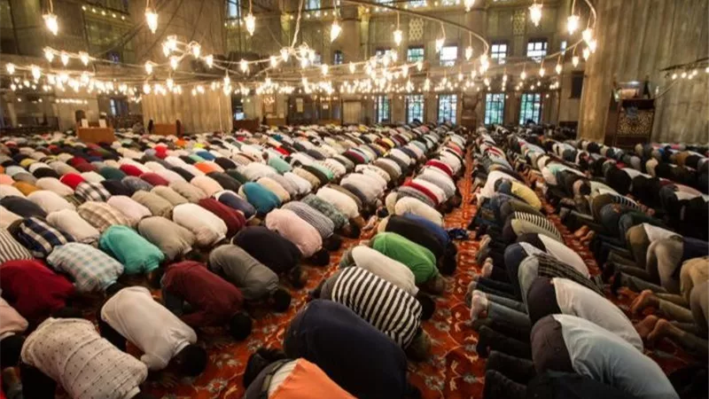أحمد كريمة: لا يجوز للطبيب ترك غرفة العمليات لأداء صلاة التراويح|خاص