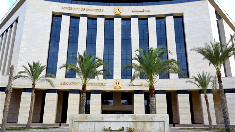 وزير الصناعة يختصر مدة تأجير المصانع لتعزيز الإنتاجية ودعم المستثمرين